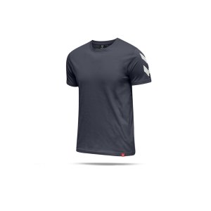 hummel-legacy-chevron-t-shirt-blau-f7429-212570-lifestyle_front.png