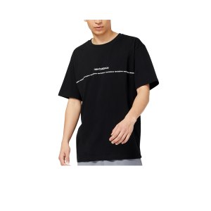 new-balance-essentials-graphic-t-shirt-schwarz-fbk-mt23517-lifestyle_front.png