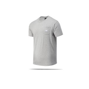 new-balance-essentials-pocket-t-shirt-grau-fag-mt01567-lifestyle_front.png