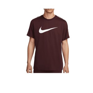 nike-repeat-t-shirt-rot-weiss-f652-dx2032-lifestyle_front.png
