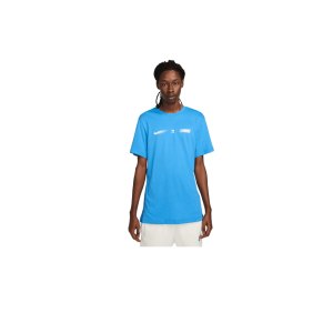 nike-standart-issue-t-shirt-blau-f435-fn4898-lifestyle_front.png