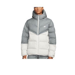 nike-storm-fit-winterjacke-grau-weiss-f084-dr9605-lifestyle_front.png